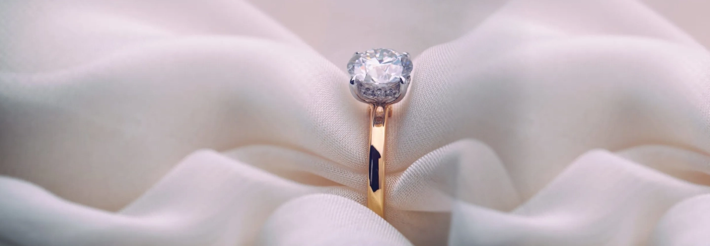 close-up-of-SAMA-jewelry-packaging-beside-a-small-note