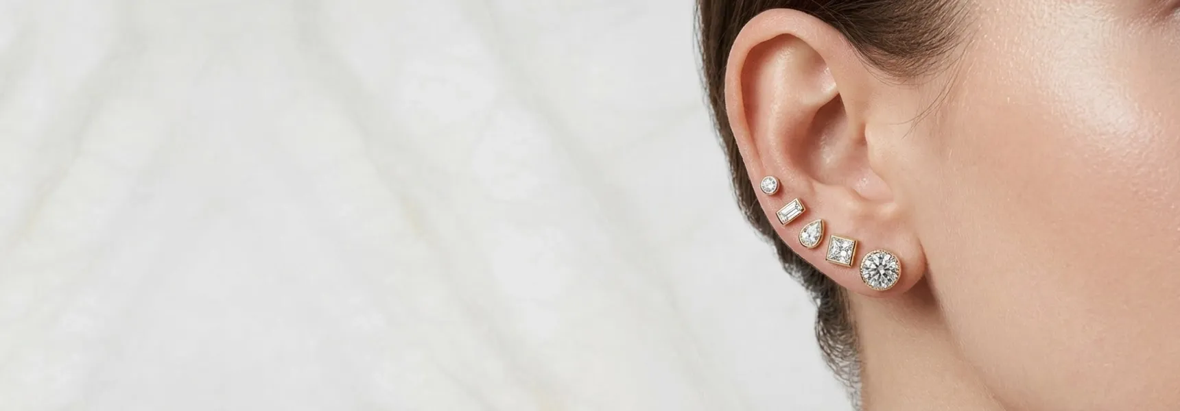 Hand displaying diamonds in 1 carat, 2 carat, and 3 carat sizes — available in both lab grown and natural diamonds by SAMA